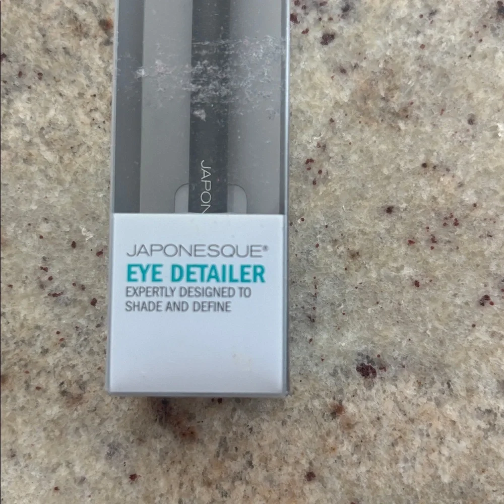 Japonesque Black Eye Detailer Brush - Precision Eye Definer